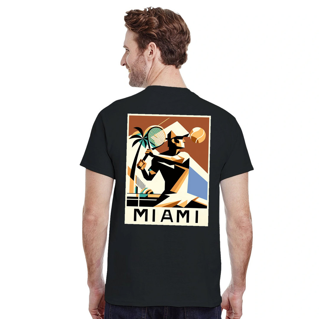 T-shirt Miami Tennis: design vibrante che cattura lo spirito energetico del tennis a Miami, in cotone morbido e traspirante p