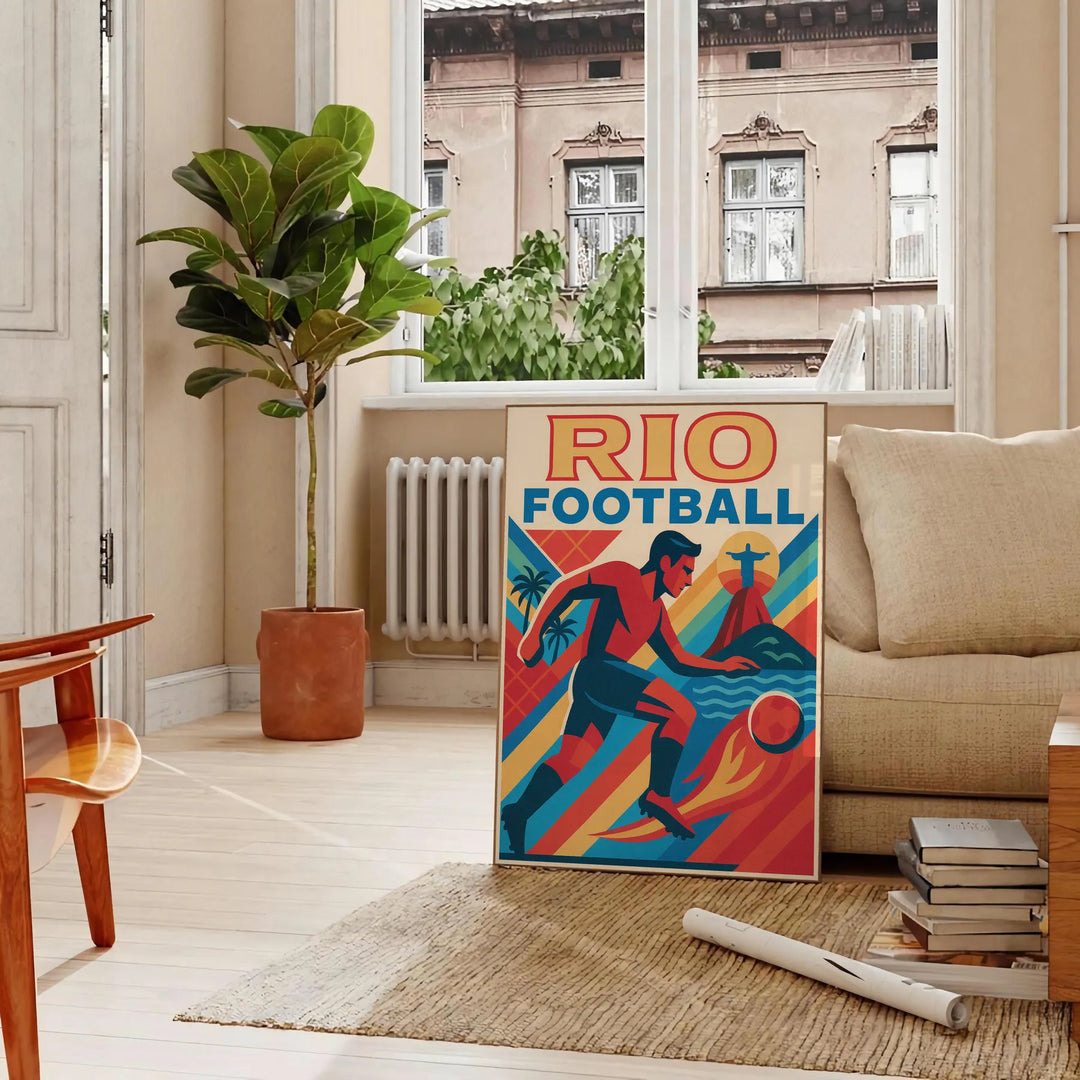 Vintage poster med Rio fotbollstema i livfulla gula och blå färger, perfekt för sportentusiaster. Finns i storlekarna 50x70 o