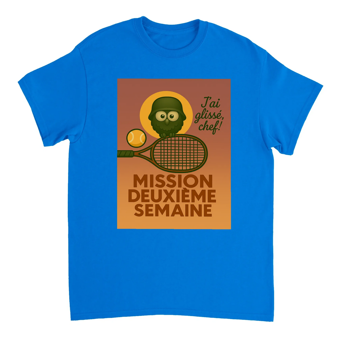 テニス愛好者のためのスタイリッシュなMission 2eme SemaineテニスTシャツ。快適な着心地で、コート内外でのプレイをサポートします。