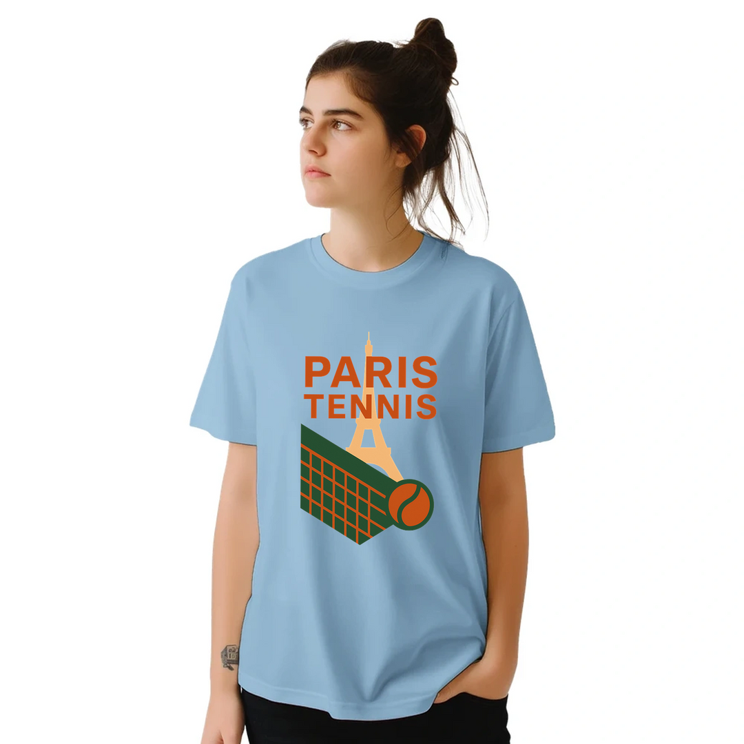 パリのライフスタイルを感じさせるテニスTシャツ。高品質なコットン素材で快適さを提供し、ファッションとスポーツを融合させた一着です。