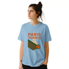 パリのライフスタイルを感じさせるテニスTシャツ。高品質なコットン素材で快適さを提供し、ファッションとスポーツを融合させた一着です。
