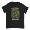 ニューヨークの魅力を感じるヴィンテージカートゥーンテニスTシャツ。カジュアルな外出や試合の日に最適なスタイルで、テニス愛好者必見のアイテムです。