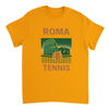 テニス愛好家に最適なローマテニスTシャツ。鮮やかなデザインでゲームの精神を称え、高品質な素材で快適さと耐久性を提供します。