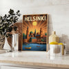 Manifesto vintage Art Déco di Helsinki con illustrazione cittadina grigia e verde.