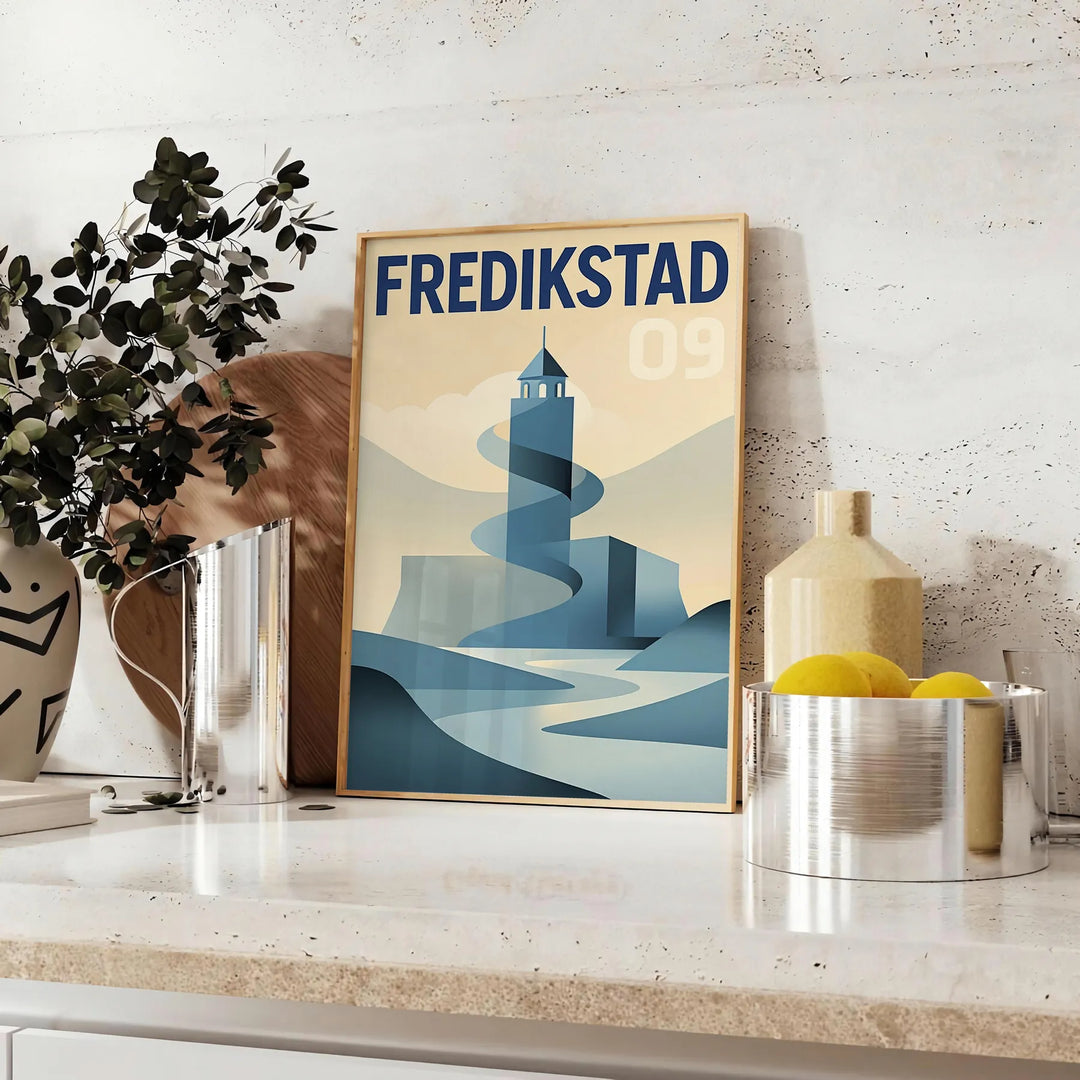 Plakat w stylu Art Déco przedstawiający urok Fredrikstad w Norwegii, dostępny w rozmiarach 50x70 i 30x40, w wersji z ramą lub