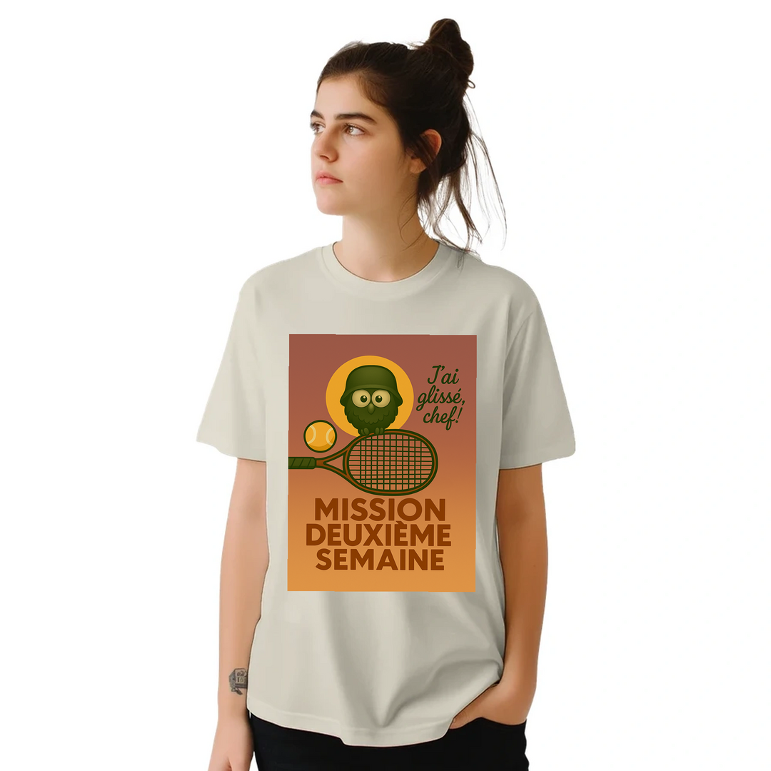 テニス愛好者のためのスタイリッシュなMission 2eme SemaineテニスTシャツ。快適な着心地で、コート内外でのプレイをサポートします。