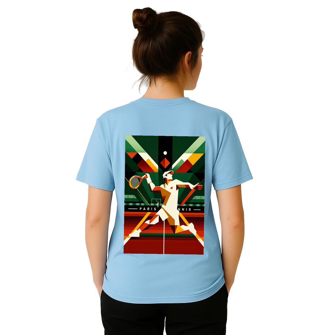 パリのテニスデザインが特徴のスタイリッシュなTシャツ。ソフトで通気性のあるコットン素材で、テニス愛好者にぴったりのアイテムです。