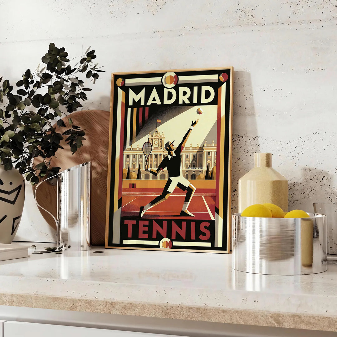Madrid Tennis Poster in kräftigen Schwarz- und Rottönen, erhältlich in 50x70 oder 30x40. Perfekte Wanddekoration für Tennisli