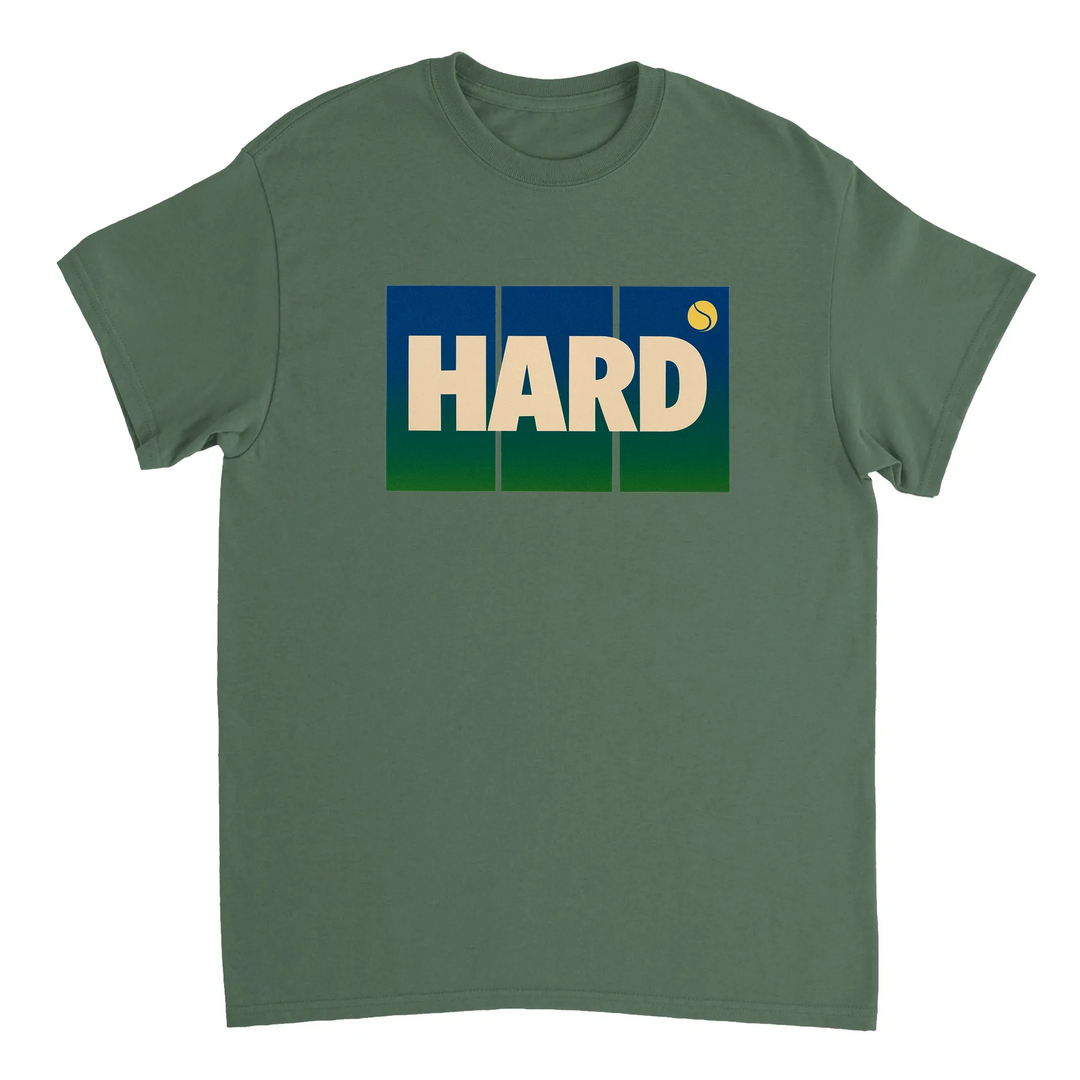 T-shirt Hard Tennis 3, design dinamico che esprime l'intensità del tennis, ideale per giocatori e appassionati. Comfort e sti