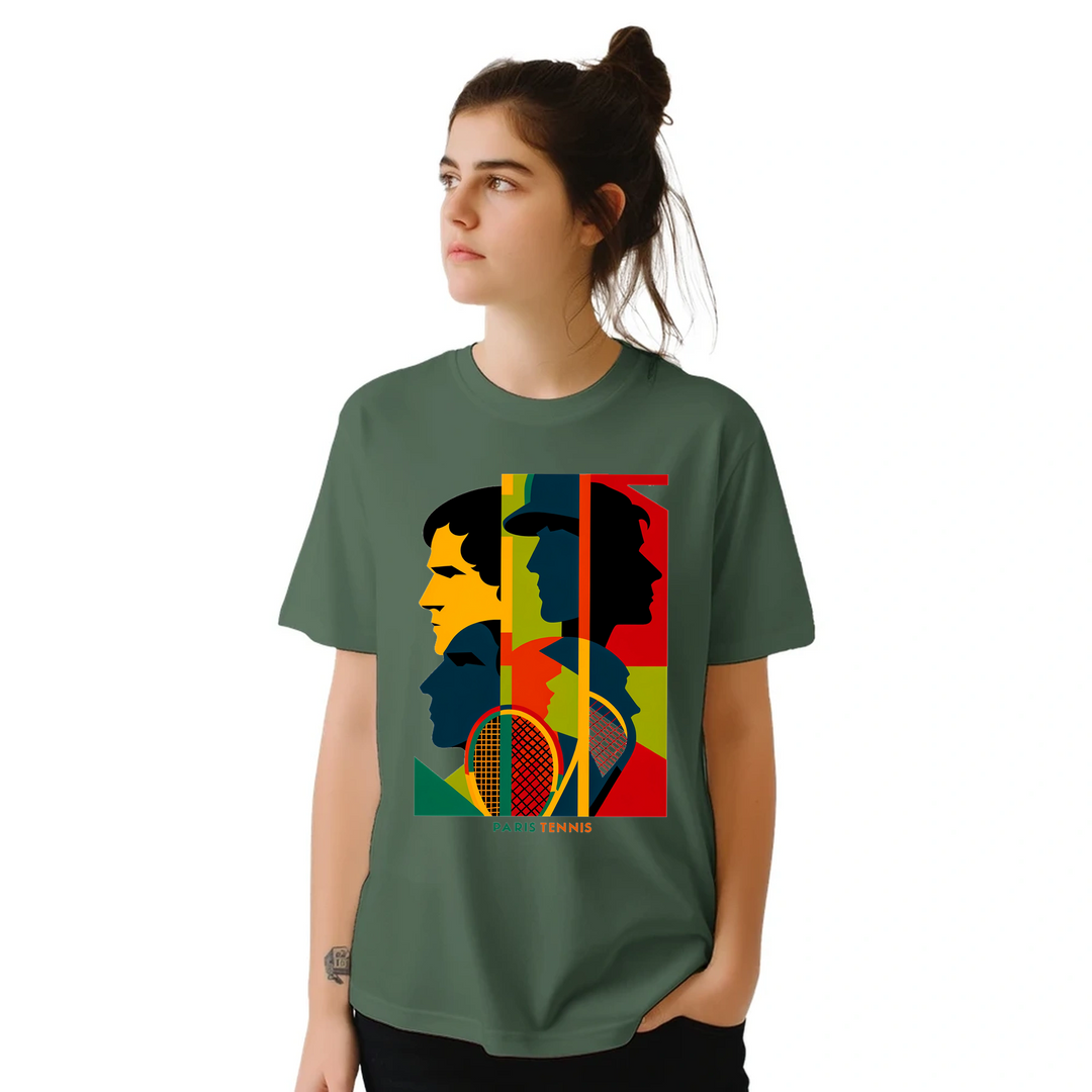 トーナメントテニスTシャツ。プレイヤーやファンに最適なスタイリッシュなティー。快適さと耐久性を兼ね備えた高品質素材使用。サイズ展開：S, M, L, XL, XXL。