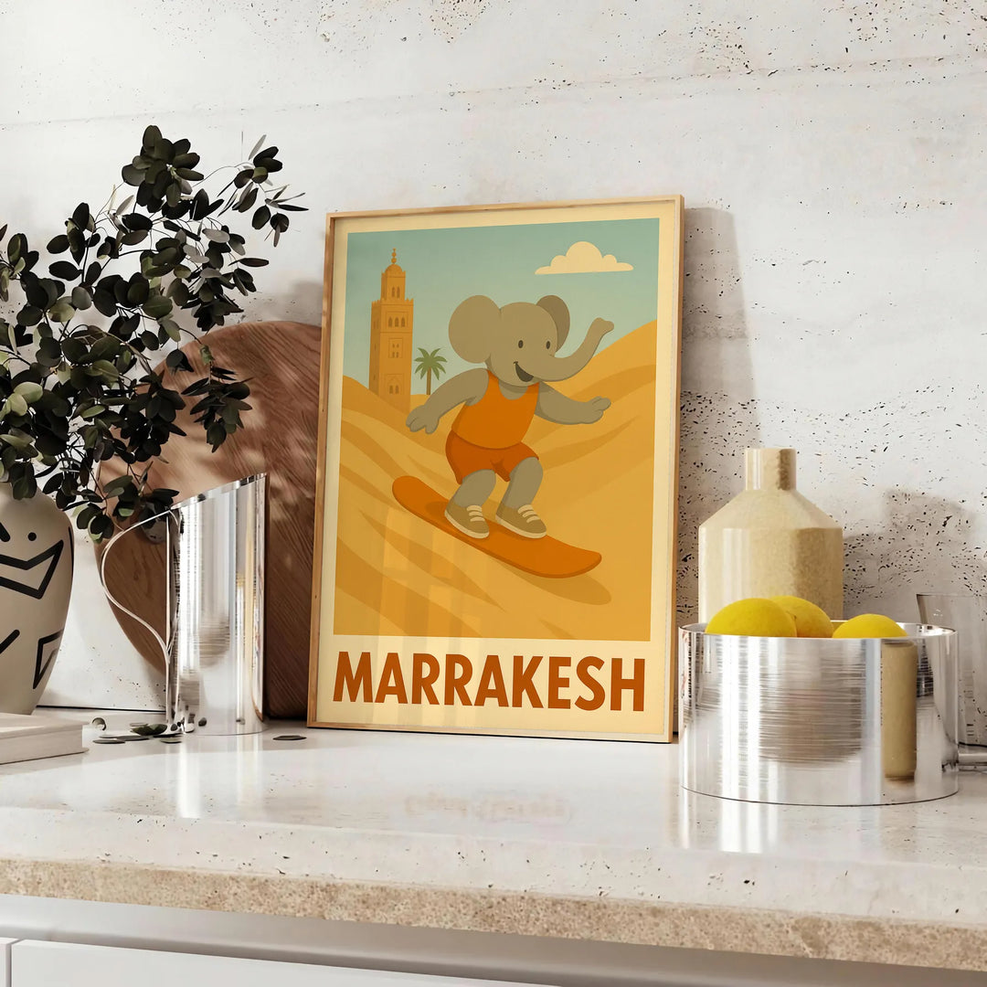 子供部屋を魅力的に彩る、マラケシュの楽しいシーンを描いた象のスノーボードポスター。落ち着いたグレーとグリーンの色合いで、冒険の夢を育むのに最適です。