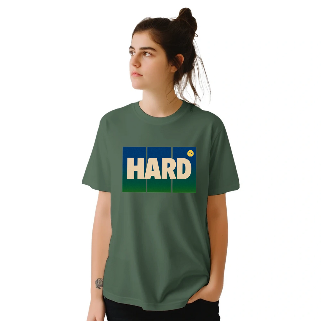 T-shirt Hard Tennis 3, design dinamico che esprime l'intensità del tennis, ideale per giocatori e appassionati. Comfort e sti