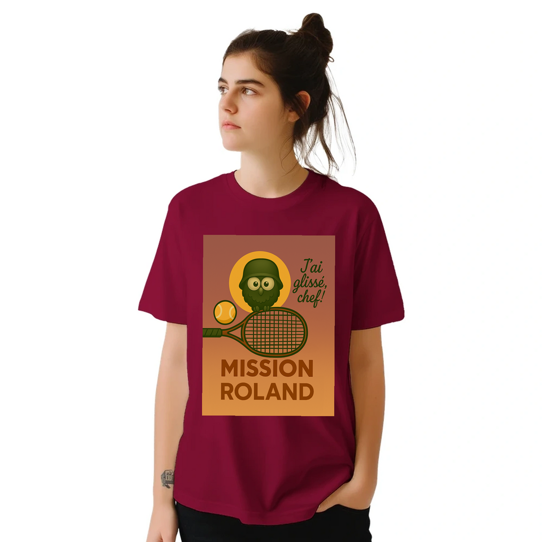 テニスへの情熱を表現する「ミッション・ローランド」Tシャツ。柔らかい高品質な生地で、快適さとスタイルを兼ね備えています。サイズはS、M、L、XL、XXLから選べます。