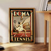 Roma Tennis Poster in lebendigen Rot- und Grüntönen, ideal für Sportliebhaber. Erhältlich in 50x70 oder 30x40, gerahmt oder u
