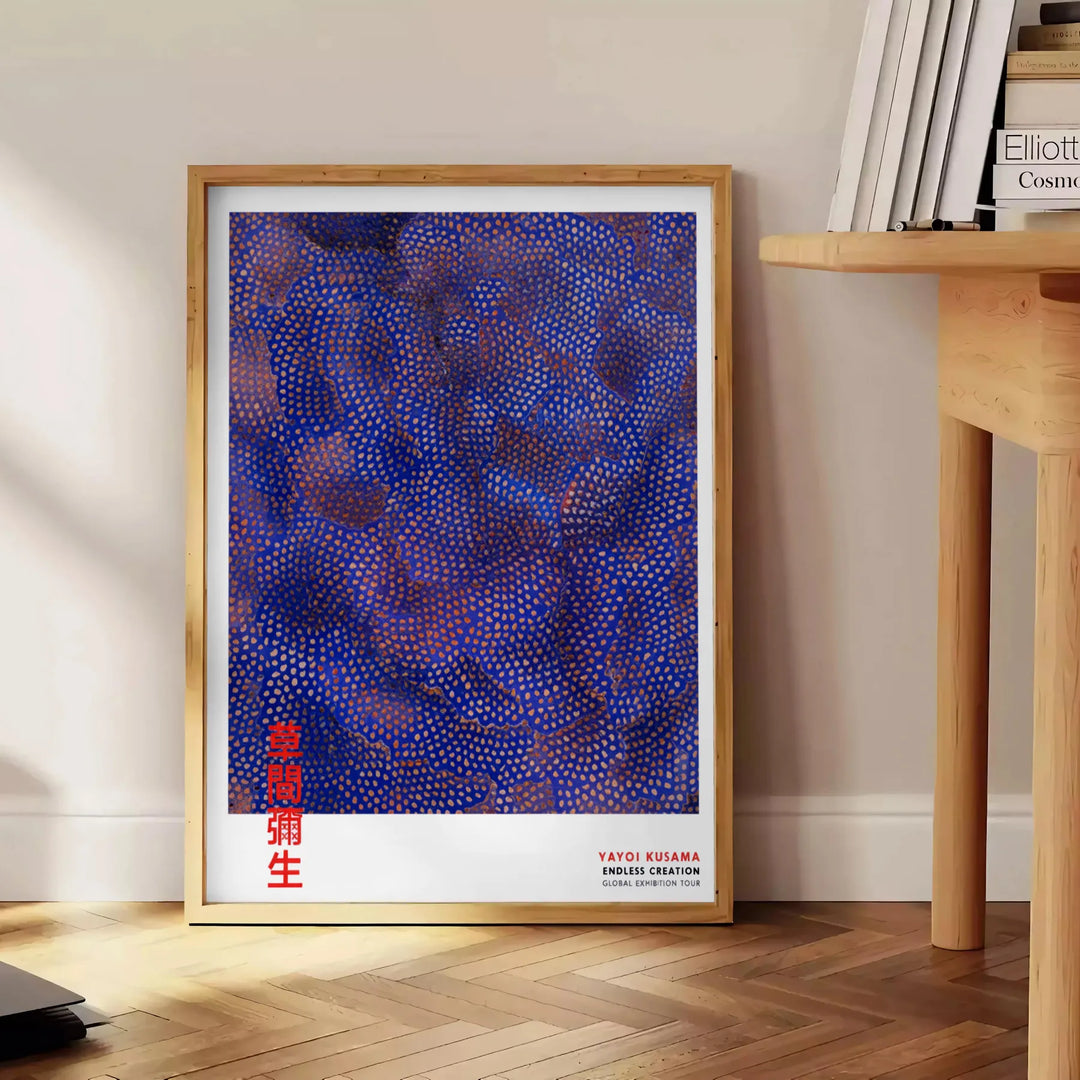 Poster εμπνευσμένο από τη Yayoi Kusama με εντυπωσιακό σχέδιο ροής σε πλούσιες καφέ και γκρι αποχρώσεις, ιδανικό για μοντέρνα