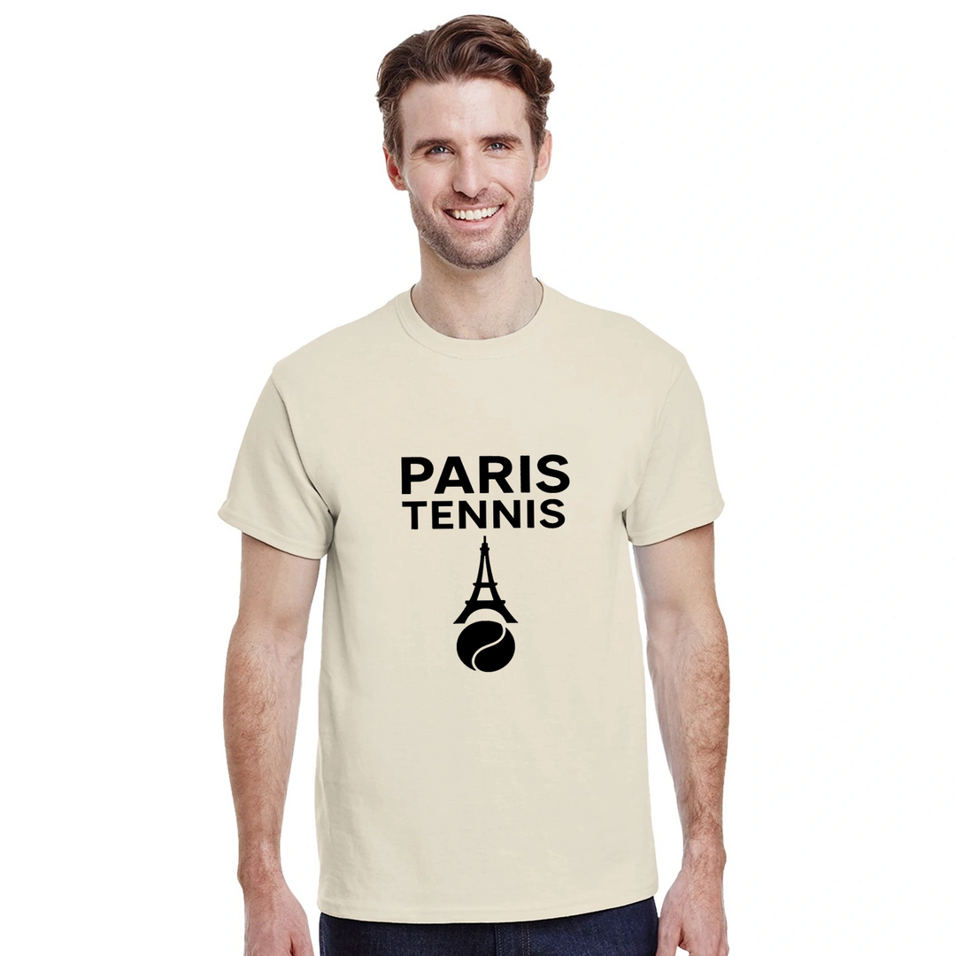 パリテニスTシャツは、愛の街のエッセンスとテニスのスピリットを捉えたスタイリッシュなデザインです。スポーツ愛好者やファッション好きに最適で、コートの内外で着用できます。サイズはS、M、L、XL、XXLがあります。
