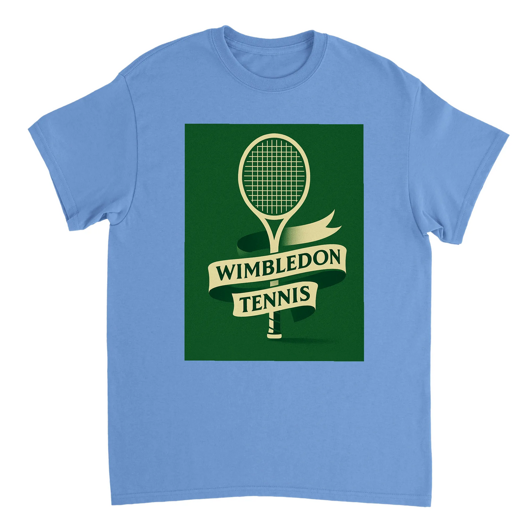 ウィンブルドンを祝うテニステーマのTシャツ。快適で耐久性に優れたデザインで、スポーツ愛好者必見のアイテム。サイズ展開: S, M, L, XL, XXL。