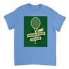 ウィンブルドンを祝うテニステーマのTシャツ。快適で耐久性に優れたデザインで、スポーツ愛好者必見のアイテム。サイズ展開: S, M, L, XL, XXL。