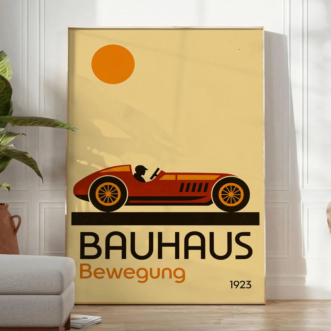 Atemberaubendes Bauhaus-Auto-Poster in Rot und Braun, erhältlich in 50x70 oder 30x40 cm, wahlweise gerahmt oder ungerahmt. Pe