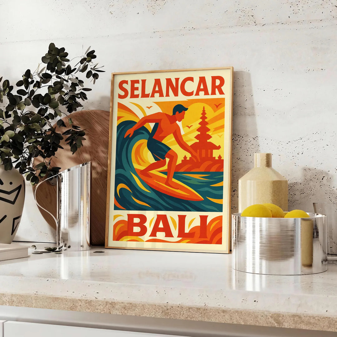 バリのサーフカルチャーを感じさせる美しいバリサーフセランカーポスター。鮮やかなオレンジと赤の色合いで、サーフィン愛好者にぴったりのアイテム。サイズは50x70または30x40で、額装または未額装で購入可能。