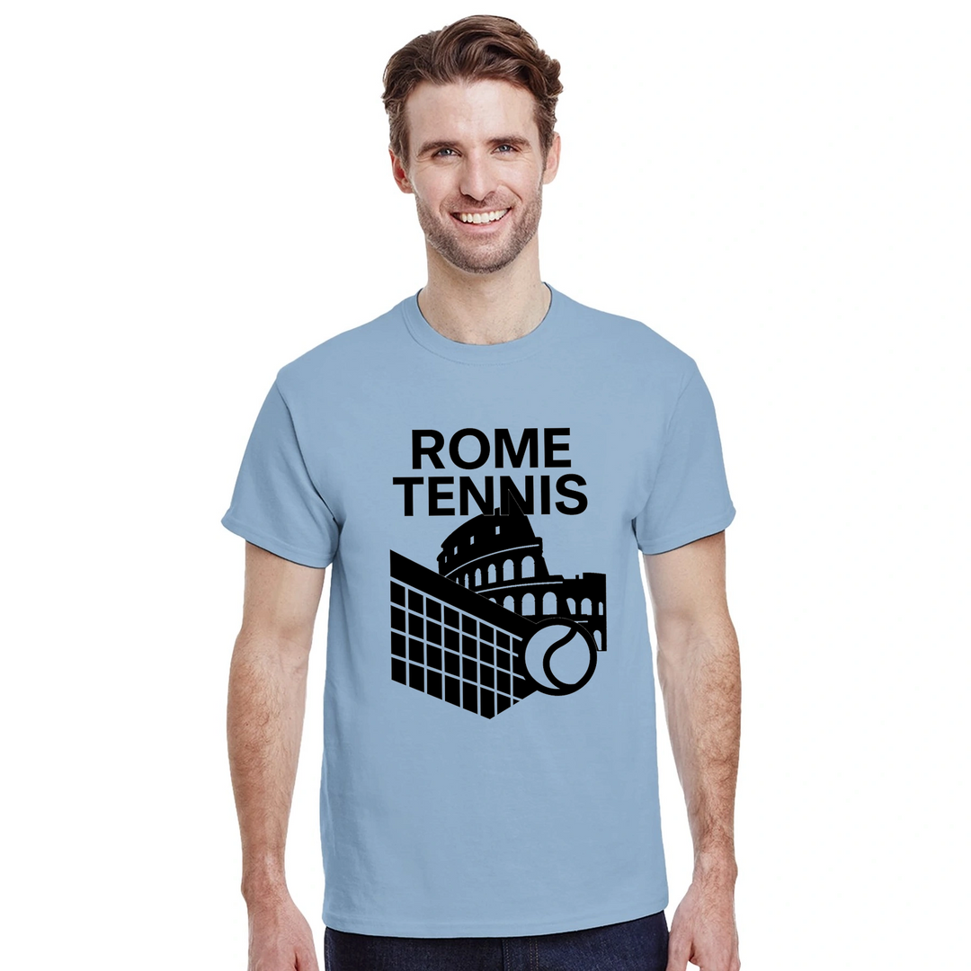 ローマテニス5 Tシャツは、テニスの活気ある精神にインスパイアされたユニークなデザインで、スタイルを引き立てます。コートやカジュアルな外出に最適な必需品です。サイズ展開: S, M, L, XL, XXL