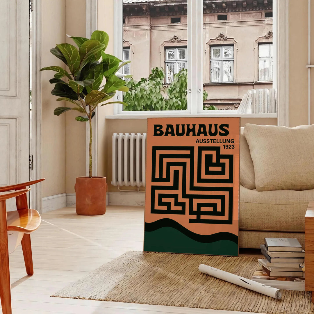 Bauhaus Labyrinth plakāts ar dzīvīgu zaļu un pelēku krāsu, vintage stila mākslas darbs, kas piešķir mūsdienīgu pieskārienu jū