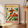 手に汗握るハンドボールの魅力を表現したモンペリエポスター。赤とオレンジの鮮やかな色合いがスポーツのエネルギーを捉えています。サイズはA4、30x40 cm、50x70 cm、60x80 cmから選べます。ファンやコレクターに最適なアイテムです。