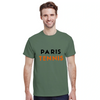 パリのテニスをテーマにしたスタイリッシュなTシャツ。高品質な生地で、コート内外で快適に着用できます。サイズ展開: S, M, L, XL, XXL。