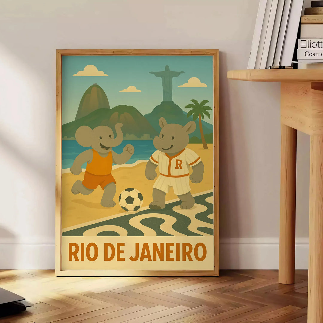 リオデジャネイロでサッカーを楽しむ子供の象とサイの楽しいポスター。50x70または30x40サイズで、グレーとグリーンの目を引くデザイン。