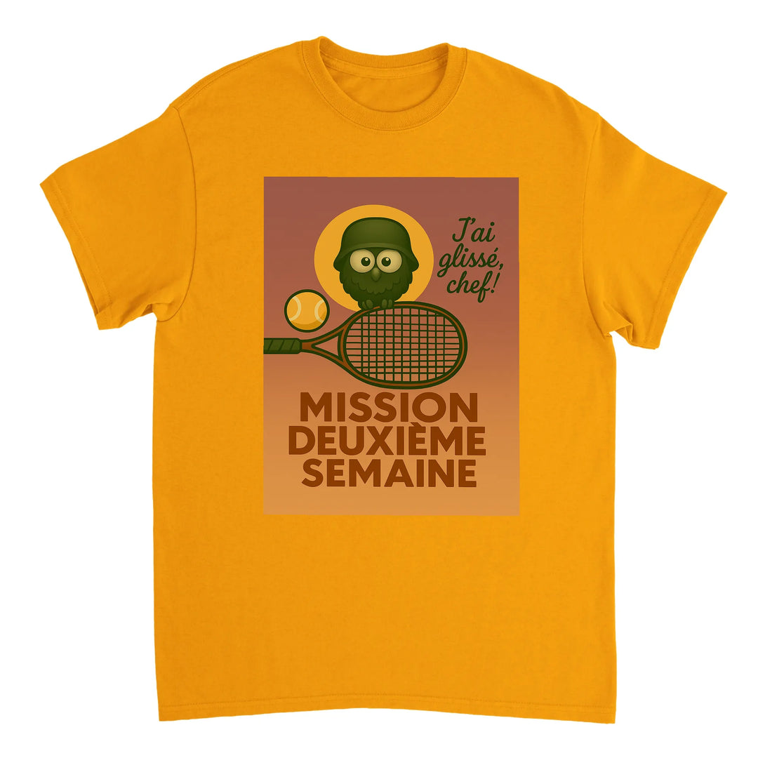 テニス愛好者のためのスタイリッシュなMission 2eme SemaineテニスTシャツ。快適な着心地で、コート内外でのプレイをサポートします。