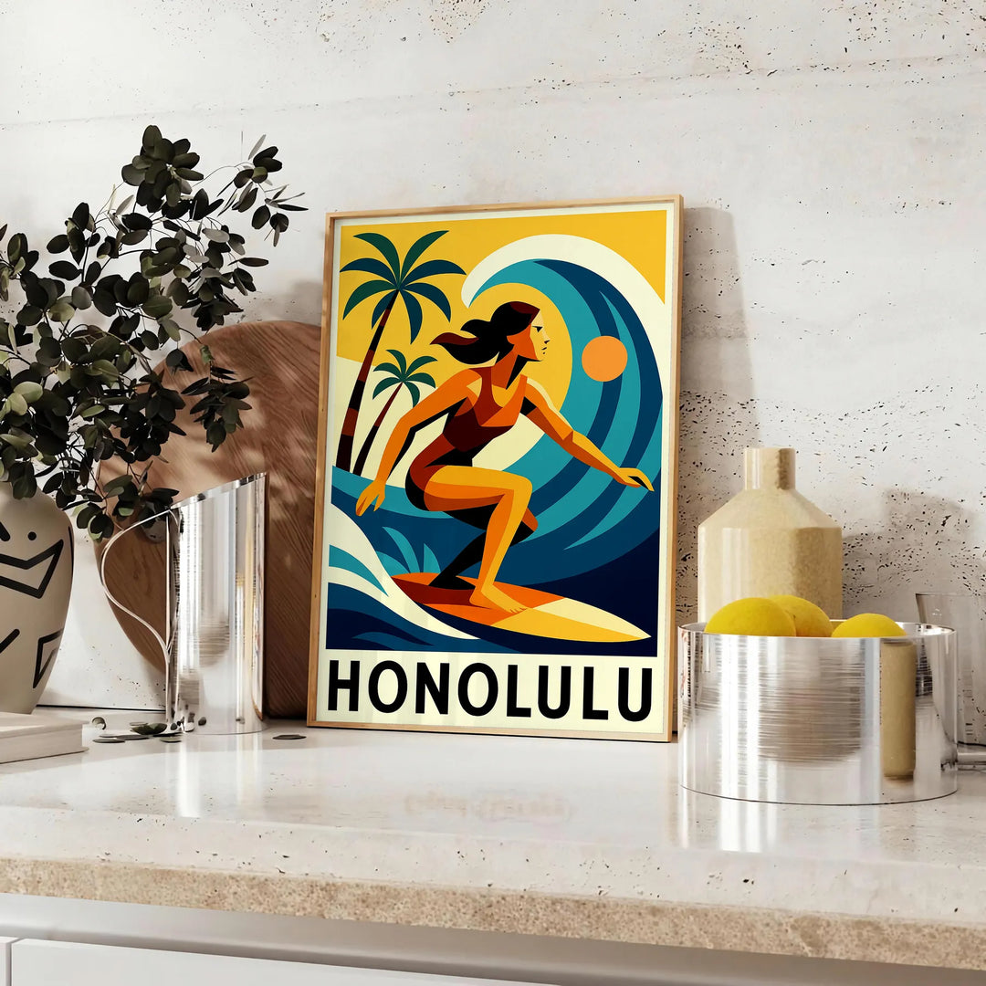 Färgglad Honolulu Surf poster som fångar surfkulturens anda med energiska röda och blå nyanser. Finns i storlekarna 50x70 ell