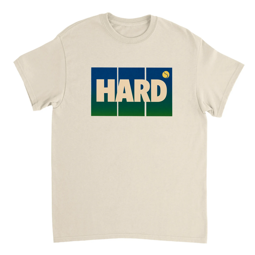 T-shirt Hard Tennis 3, design dinamico che esprime l'intensità del tennis, ideale per giocatori e appassionati. Comfort e sti