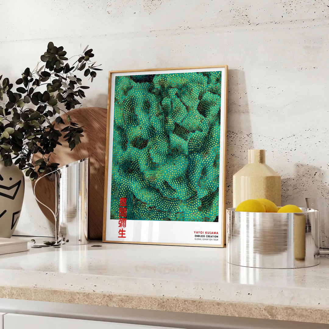 Αγοράστε αυτό το εντυπωσιακό αφίσα εμπνευσμένη από τη Yayoi Kusama, με ροή καφέ και πράσινων αποχρώσεων. Ιδανικό για λάτρεις