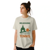 テニスメルボルンTシャツは、メルボルンのテニスシーンを表現したスタイリッシュなデザインで、ファンやプレイヤーにぴったり。快適で耐久性のあるプレミアムコットン素材を使用。