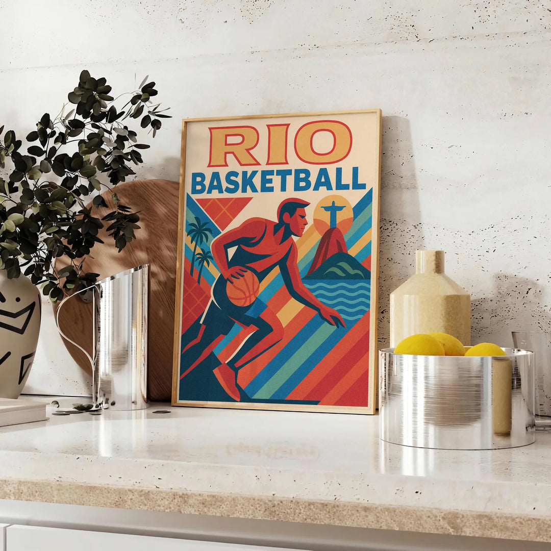 リオ・フットボール・バスケットボールのヴィンテージポスター。アートデコスタイルとスポーツのノスタルジーを融合した美しいポスターです。ファンへのギフトやホームデコレーションに最適。サイズはA4、30x40cm、50x70cmから選べます。