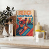 リオ・フットボール・バスケットボールのヴィンテージポスター。アートデコスタイルとスポーツのノスタルジーを融合した美しいポスターです。ファンへのギフトやホームデコレーションに最適。サイズはA4、30x40cm、50x70cmから選べます。