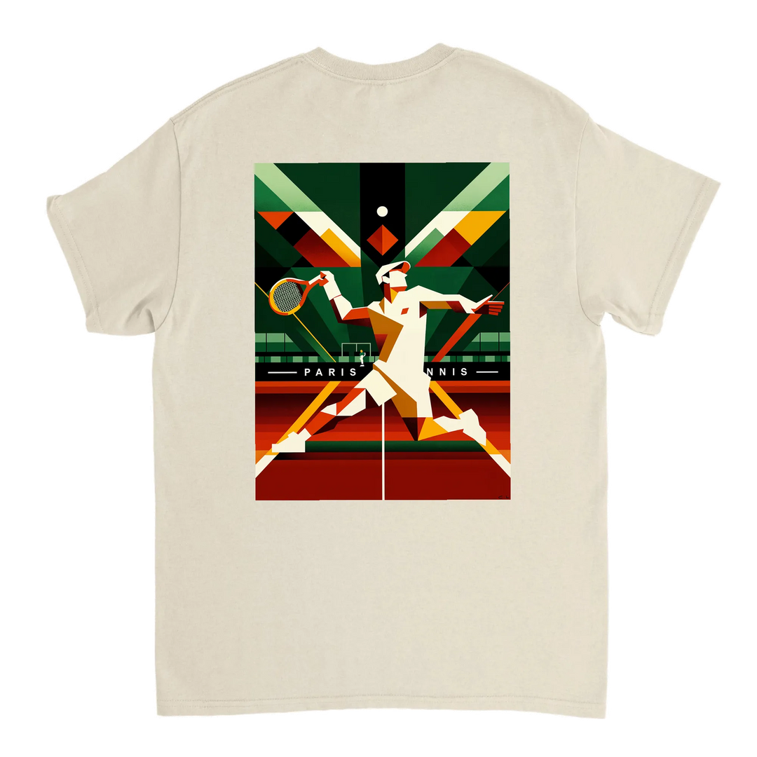 パリのテニスデザインが特徴のスタイリッシュなTシャツ。ソフトで通気性のあるコットン素材で、テニス愛好者にぴったりのアイテムです。