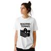 テニスへの愛とマドリッドの活気を表現するスタイリッシュなマドリッドテニスTシャツ。快適でおしゃれなデザインで、プレイヤーやファンに最適なアイテムです。