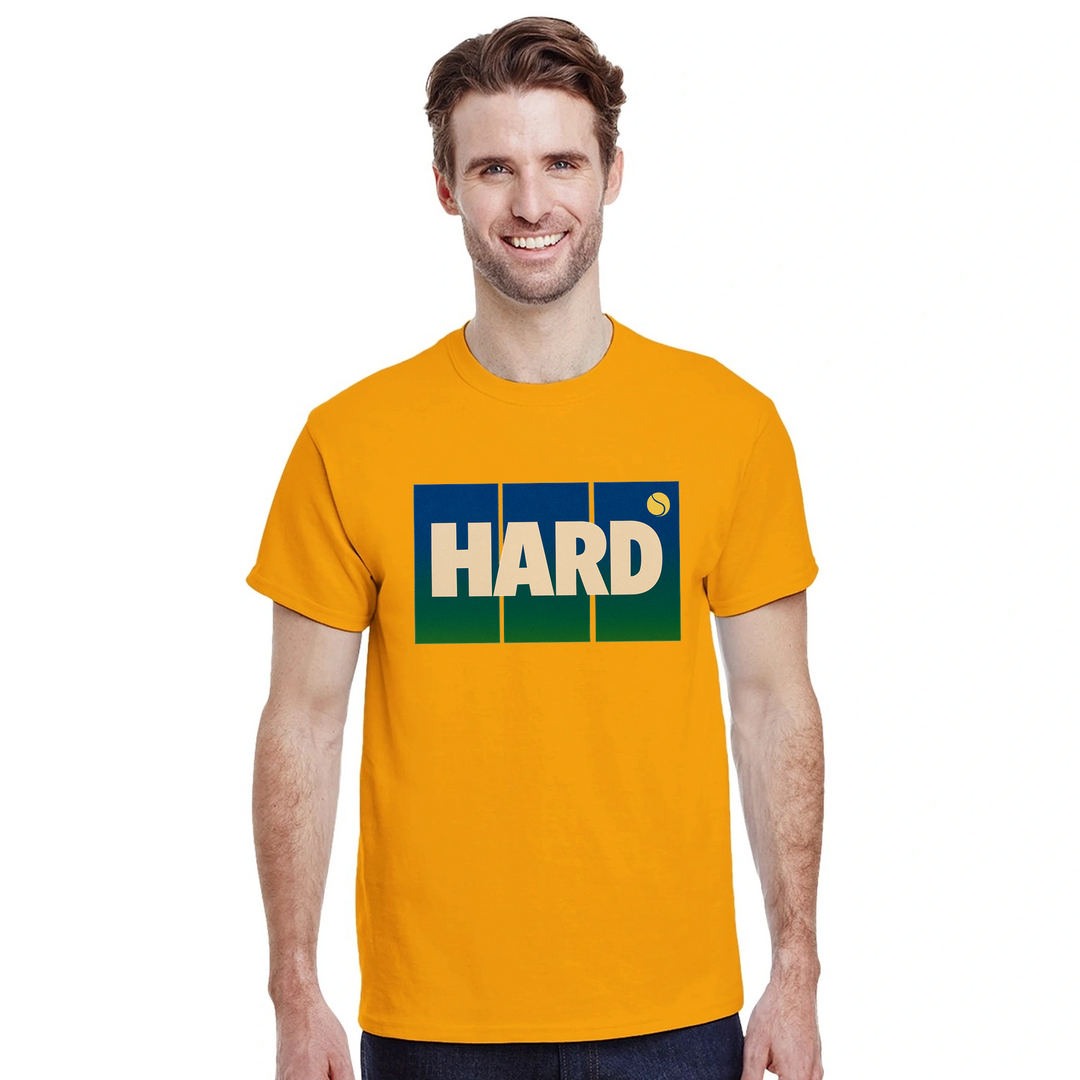 T-shirt Hard Tennis 3, design dinamico che esprime l'intensità del tennis, ideale per giocatori e appassionati. Comfort e sti