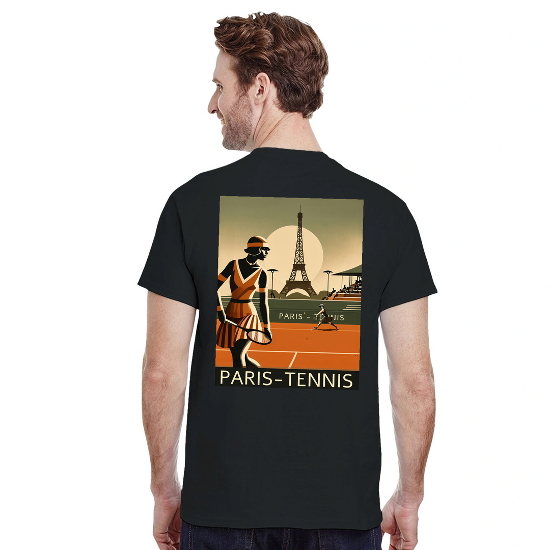Tennis T-shirt med stilren design inspirerad av Paris, perfekt för tennisälskare. Finns i storlekarna S till XXL