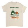 テニスメルボルンTシャツは、メルボルンのテニスシーンを表現したスタイリッシュなデザインで、ファンやプレイヤーにぴったり。快適で耐久性のあるプレミアムコットン素材を使用。