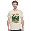 ニューヨークのテニスシーンを感じさせるスタイリッシュなTシャツ。快適で通気性のあるコットン素材を使用し、スポーツ愛好家や都市のトレンドセッターに最適です。