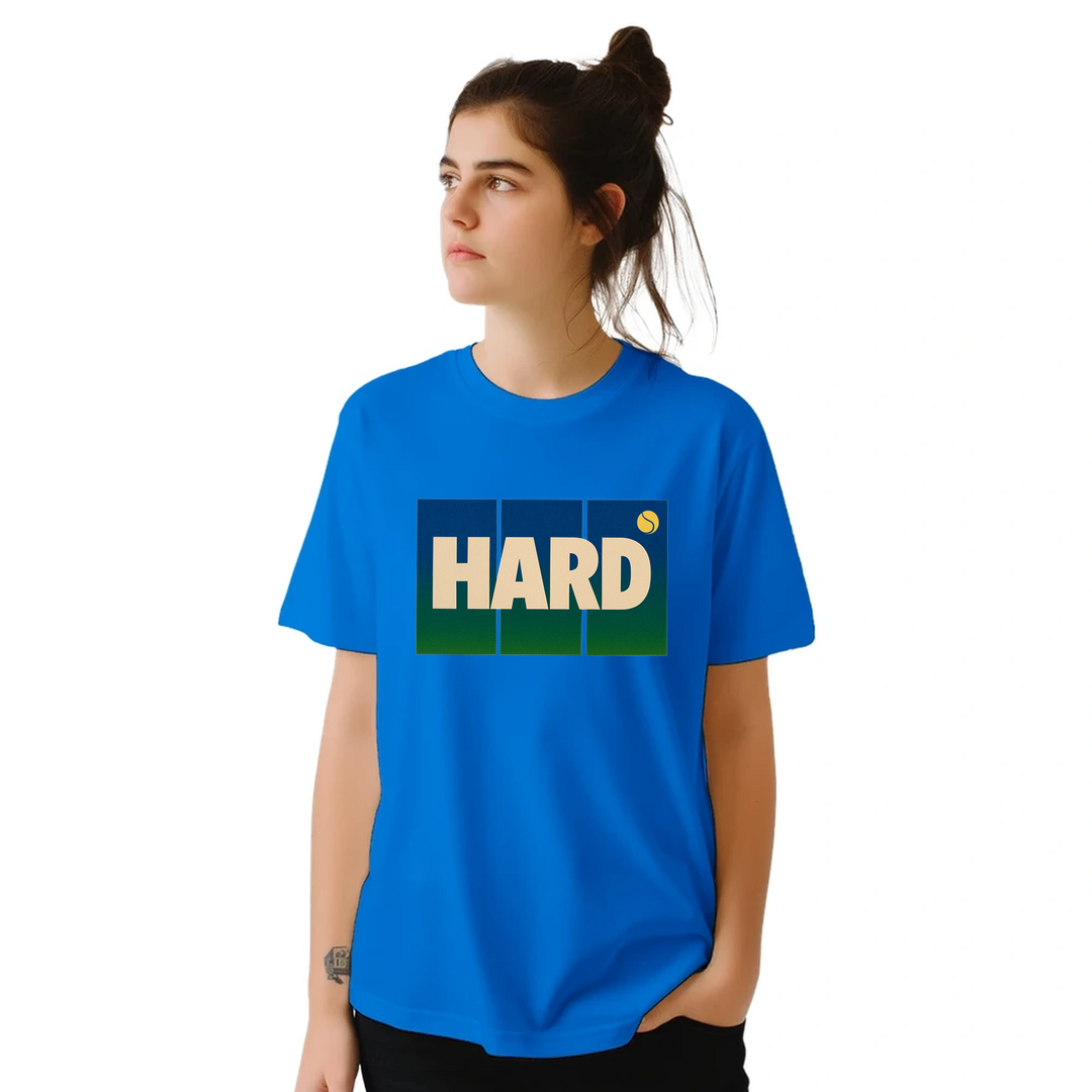 T-shirt Hard Tennis 3, design dinamico che esprime l'intensità del tennis, ideale per giocatori e appassionati. Comfort e sti