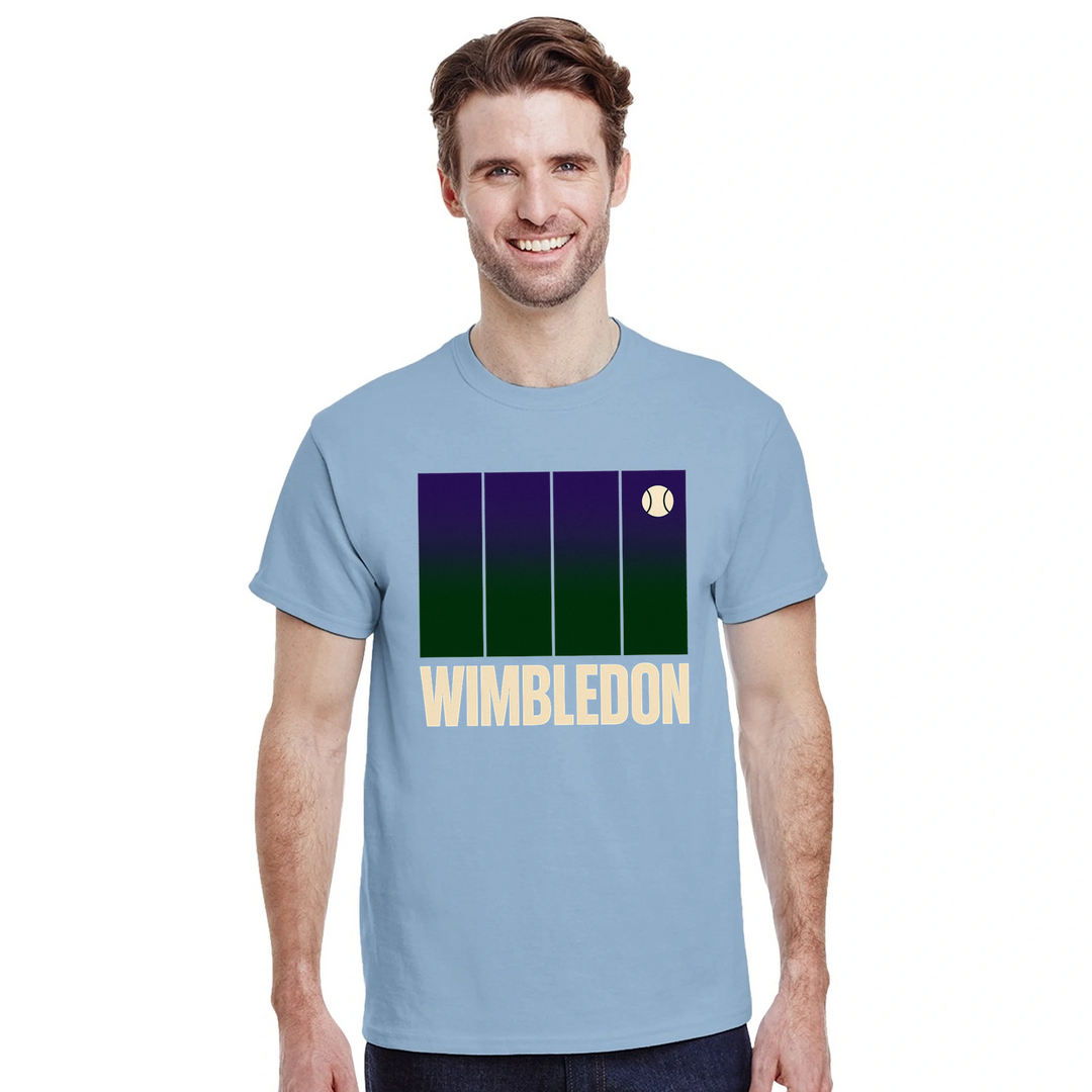 ウィンブルドンテニスTシャツ。アイコニックなトーナメントにインスパイアされたデザインで、コート内外でスタイルをアップグレード。テニスファンやプレイヤーに最適な一枚。サイズはSからXXLまで。