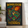 ウィンブルドンのビンテージカートゥーンテニスポスター。鮮やかな緑と紫の配色で、テニスの楽しさを表現したデザイン。スポーツ愛好家やアートファンに最適。サイズはA4、30x40cm、50x70cm、60x80cm、A0から選べます。