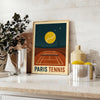 夜のパリの魅力を感じる「パリ・テニス・バイ・ナイト」ポスター。大胆な黒と赤のトーンで、どんな空間にもエレガンスを加えます。