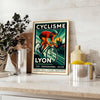 Affiche captivante cyclisme Lyon couleurs gris orange dynamique tous passionnés sport décoration vôtre dimensions cm 50x70 disponibles A4 A0