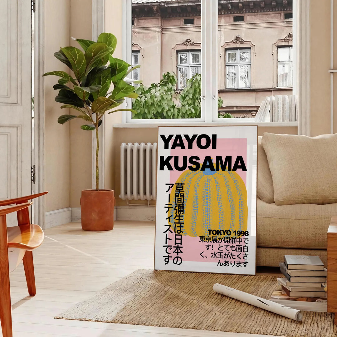 Yayoi Kusama pumpiņu plakāts ar spilgtu oranžu krāsu uz stilīga pelēka fona, pieejams dažādos izmēros, lieliski piemērots māj