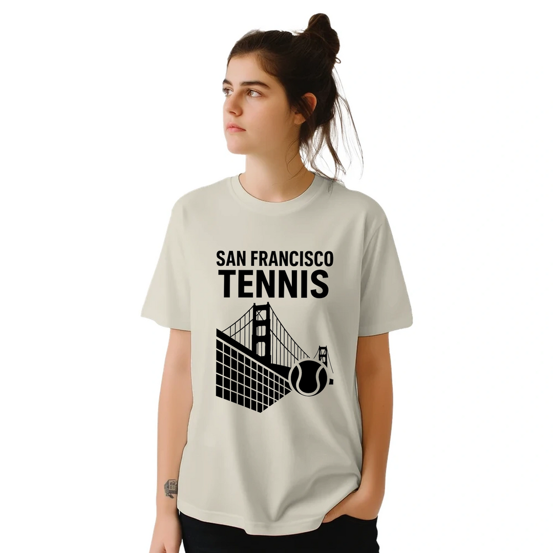 サンフランシスコテニスTシャツ。スタイリッシュなデザインで、テニス愛好者や都市のファンに最適。サイズはS、M、L、XL、XXLが利用可能。