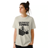サンフランシスコテニスTシャツ。スタイリッシュなデザインで、テニス愛好者や都市のファンに最適。サイズはS、M、L、XL、XXLが利用可能。